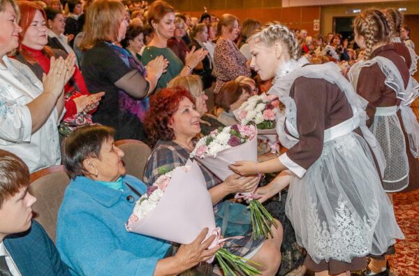 Брянских учителей поздравили с наступающим праздником