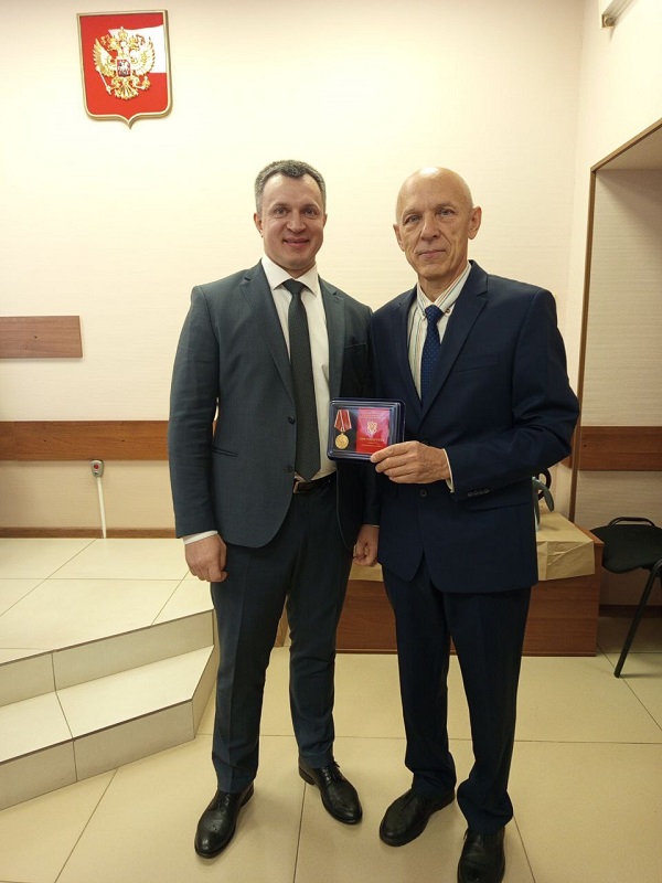 Администратору Жуковского окружного суда  Владимиру Дубинскому вручена медаль «За безупречную службу»