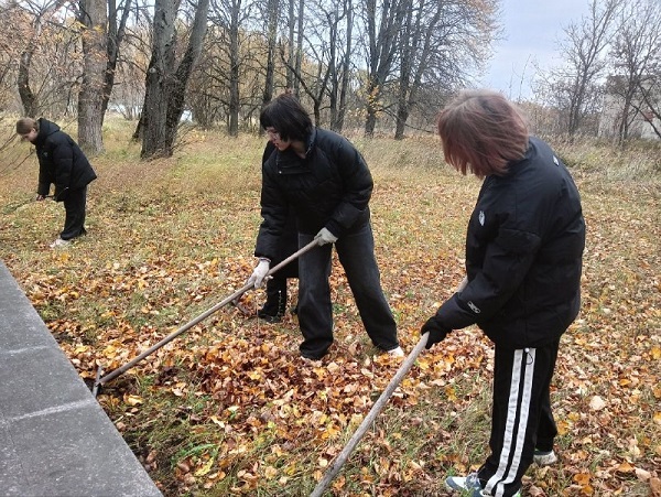 В рамках Осенней недели добра активисты Движения Первых Крыжицкой СОШ Жуковского округа окультурили места захоронений ветеранов войны.