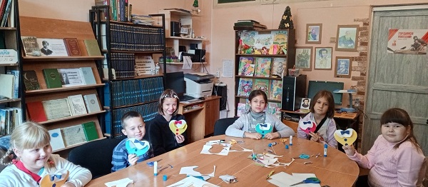 В Троснянском СДК Жуковского округа прошел мастер-класс «Открытка для папы».