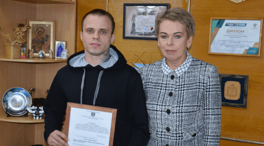 В Гордеевском районе молодому сироте торжественно вручен жилищный сертификат