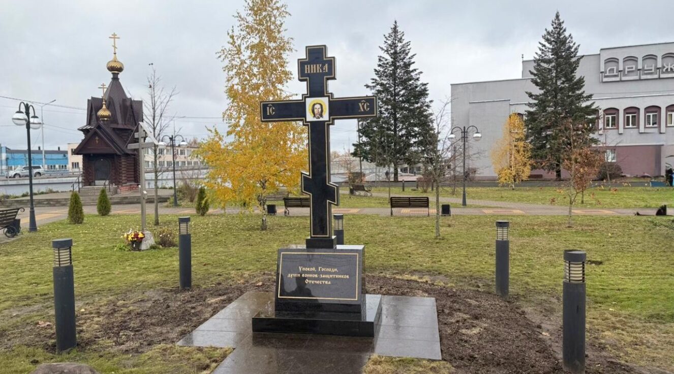 На Славянской площади Брянска установлен памятный крест во славу воинов всех поколений