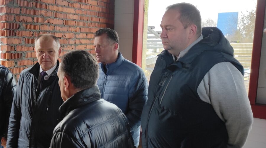 В Трубчевском районе продолжается строительство спорткомплекса с бассейном