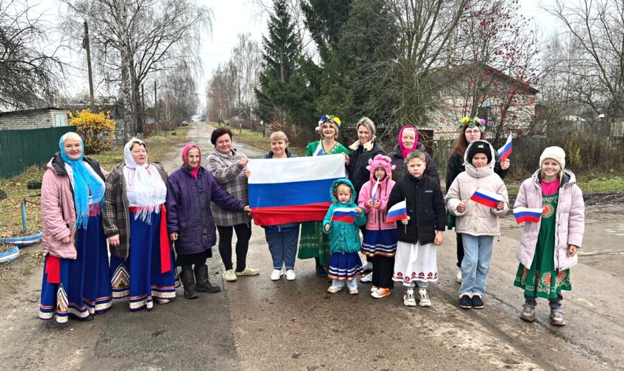 В селе Шамордино прошла поздравительная акция «Единство — наша сила!»