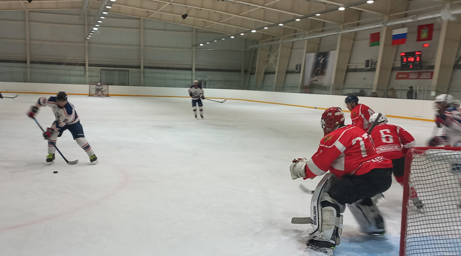 В Жуковке стартовал чемпионат области по хоккею