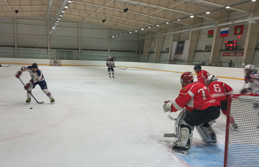 В Жуковке стартовал чемпионат области по хоккею