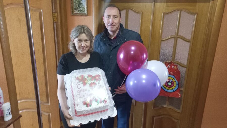 Семье Квакухиных в День Матери подарили большой праздничный торт