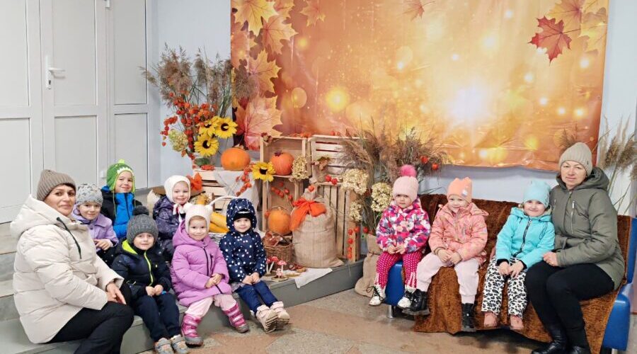 Сотрудники Дома культуры в Овстуге провели для детей выставку рисунков «Моя осень»