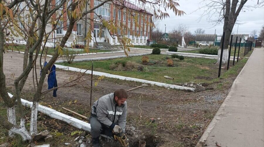 В Климово у здания Центра дополнительного образования появится новое ограждение