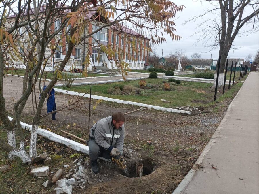 В Климово у здания Центра дополнительного образования появится новое ограждение