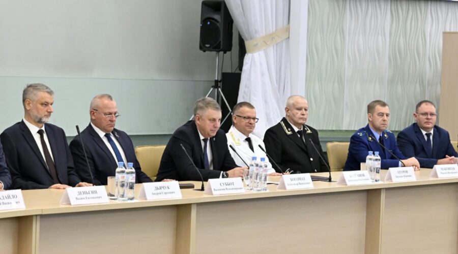 Руководители области поздравили с профессиональным праздником работников брянских судов