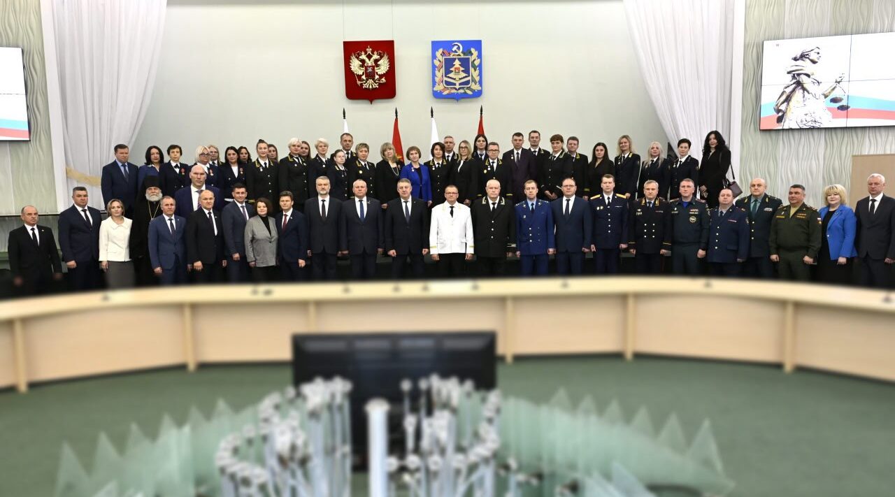 Руководители области поздравили с профессиональным праздником работников брянских судов