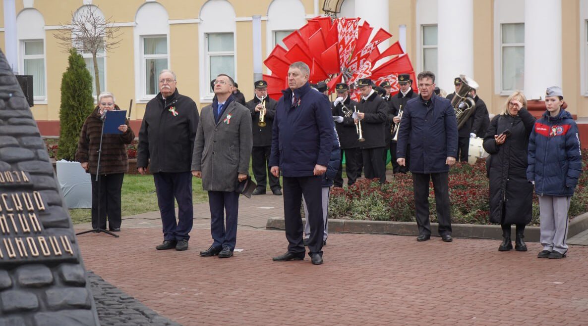 Губернатор Александр Богомаз стал участником открытия памятника Рокоссовскому в Гомеле