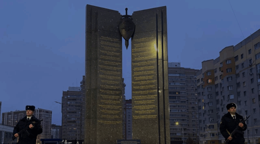 В Брянске полицейские почтили память погибших сотрудников правопорядка