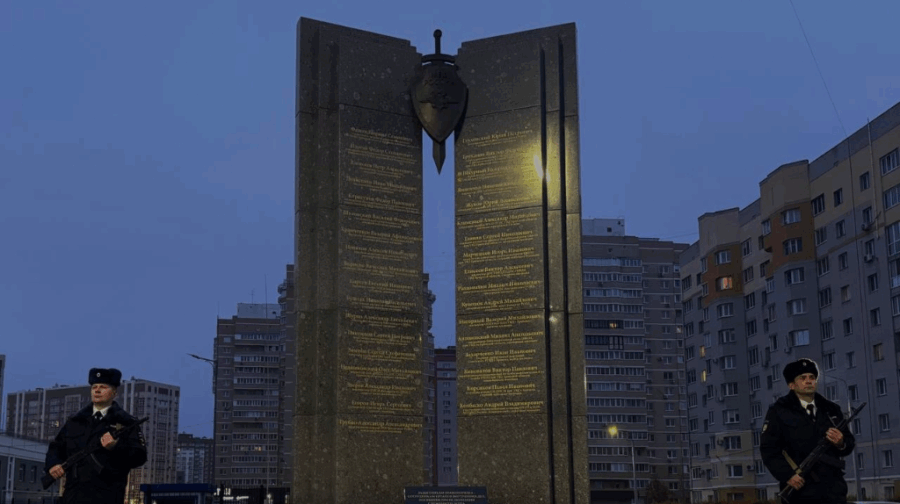 В Брянске полицейские почтили память погибших сотрудников правопорядка