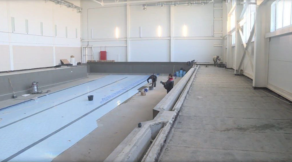 Завершается строительство спорткомплексов с бассейнами в Локте и Клетне