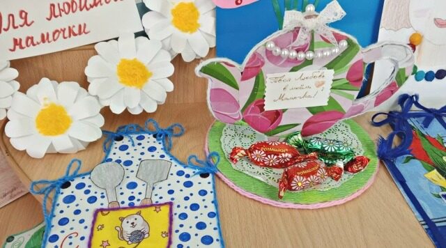 В Орловском сельском Доме культуры открылась выставка праздничных сувениров