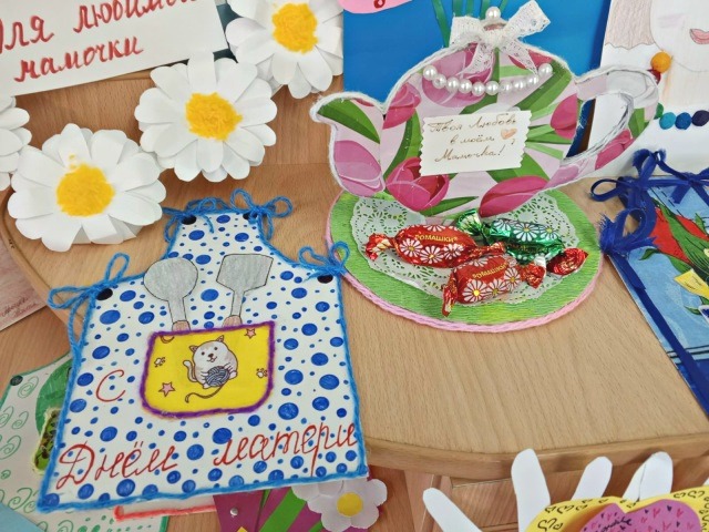 В Орловском сельском Доме культуры открылась выставка праздничных сувениров