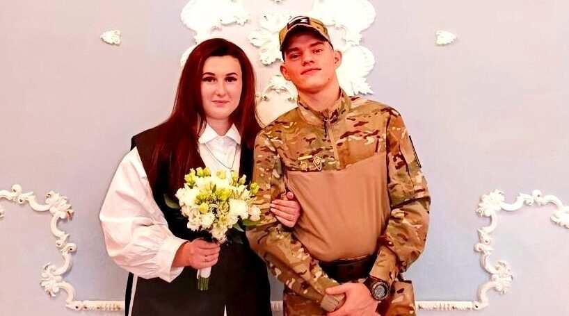 Сотрудники Стародубского отдела ЗАГС поздравили молодожёнов с регистрацией брака