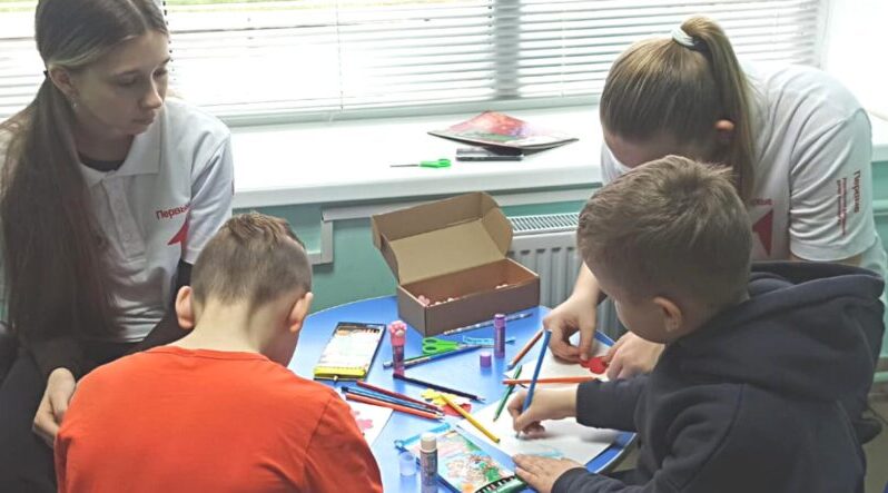 В Жуковке активисты Движения Первых провели мастер — класс для юных пациентов больницы