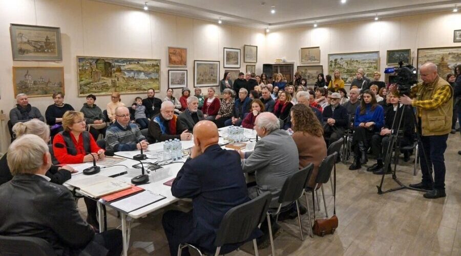 Персональная выставка Александра Хомрачева открылась в Брянском краеведческом музее