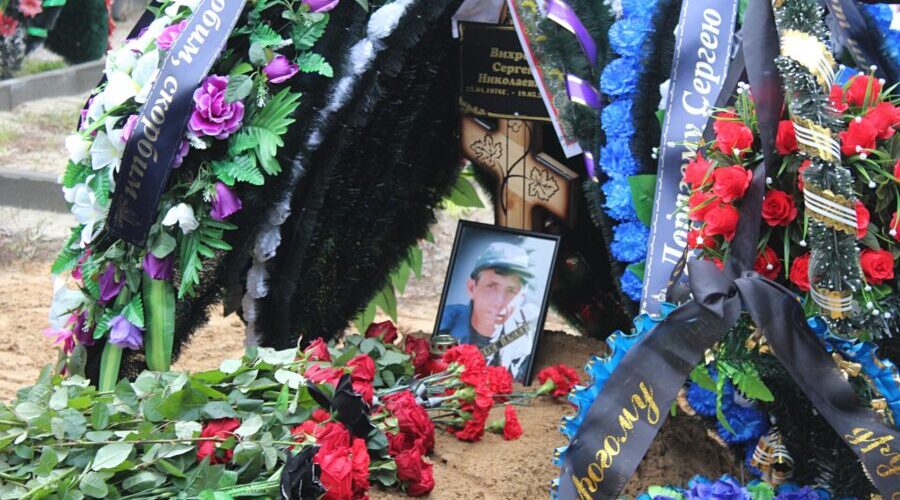 В Жуковке простились с бойцом штурмовой роты Сергеем Вихровым, погибшим в зоне СВО.