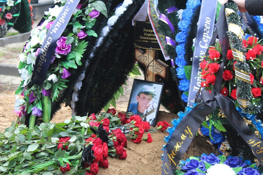 В Жуковке простились с бойцом штурмовой роты Сергеем Вихровым, погибшим в зоне СВО.