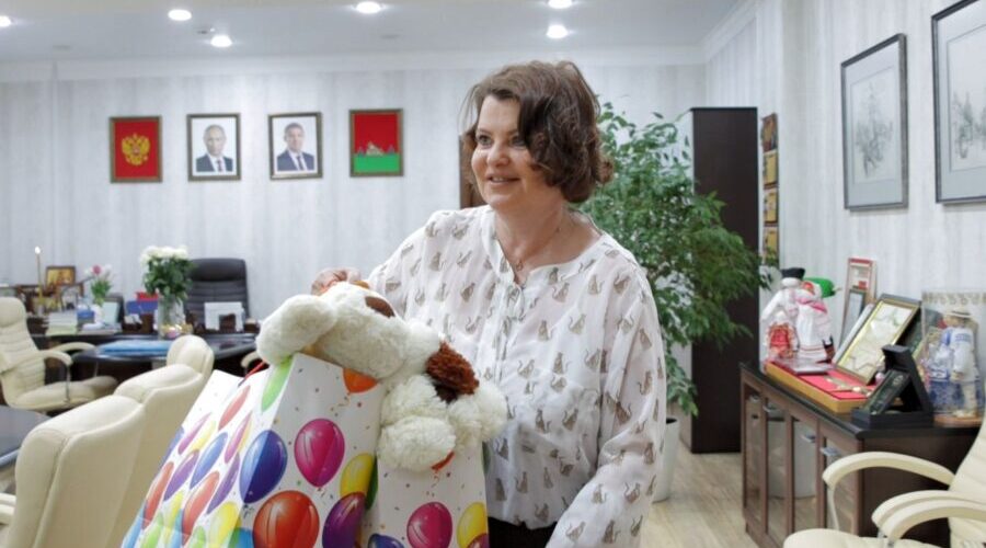 Глава Брянска Марина Дбар вручила подарки детям, находящимся на лечении