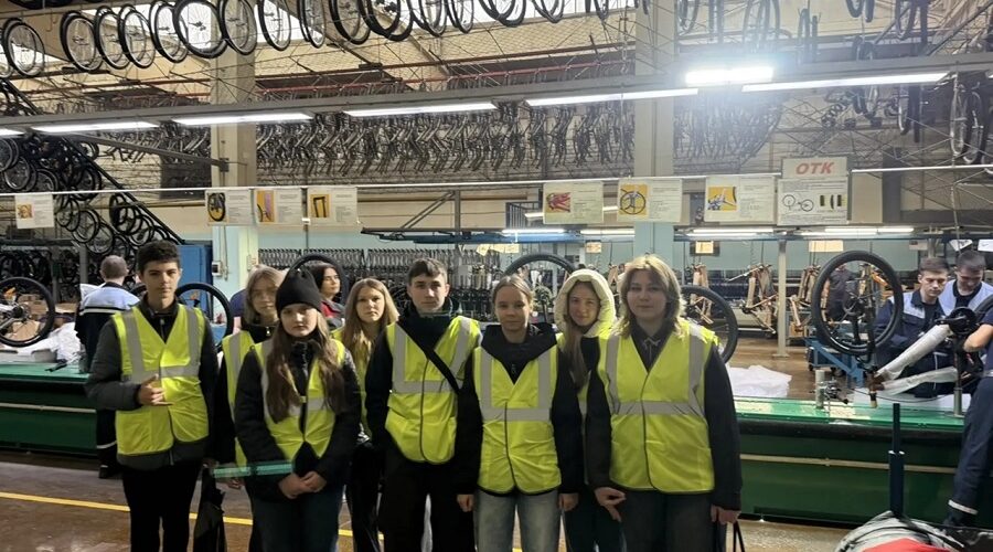 Школьники из Стародуба побывали с экскурсией на Жуковском велозаводе