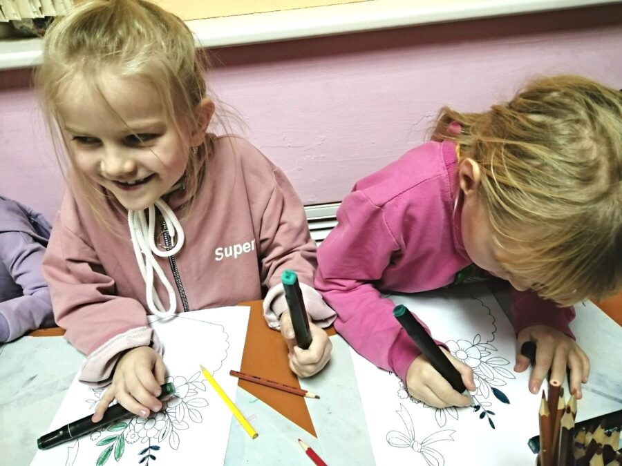 В Никольско — Заборском сельском клубе провели выставку детских поделок — аппликаций