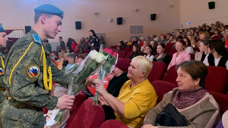 Стародубских женщин тепло поздравили с Днём матери