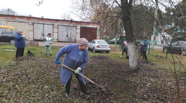 1 ноября коллективы ряда учреждений Жуковки вышли на субботник