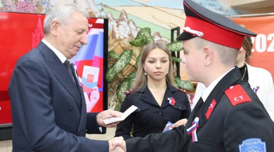 В Стародубе активистам «Движения Первых» вручили паспорта гражданина РФ