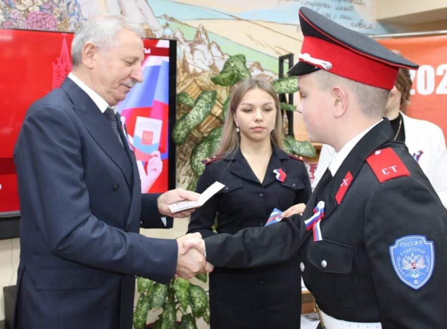 В Стародубе активистам «Движения Первых» вручили паспорта гражданина РФ