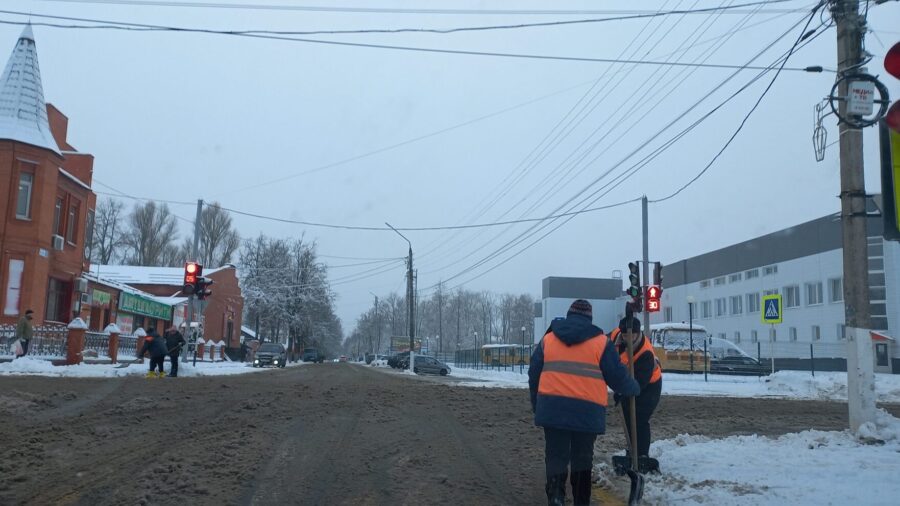 В Жуковке устраняют последствия снегопада