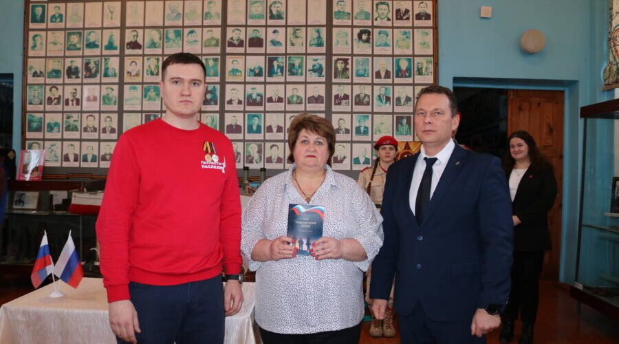 В  краеведческий музей Комаричей передали «Книгу Памяти»