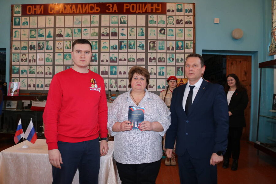 В  краеведческий музей Комаричей передали «Книгу Памяти»