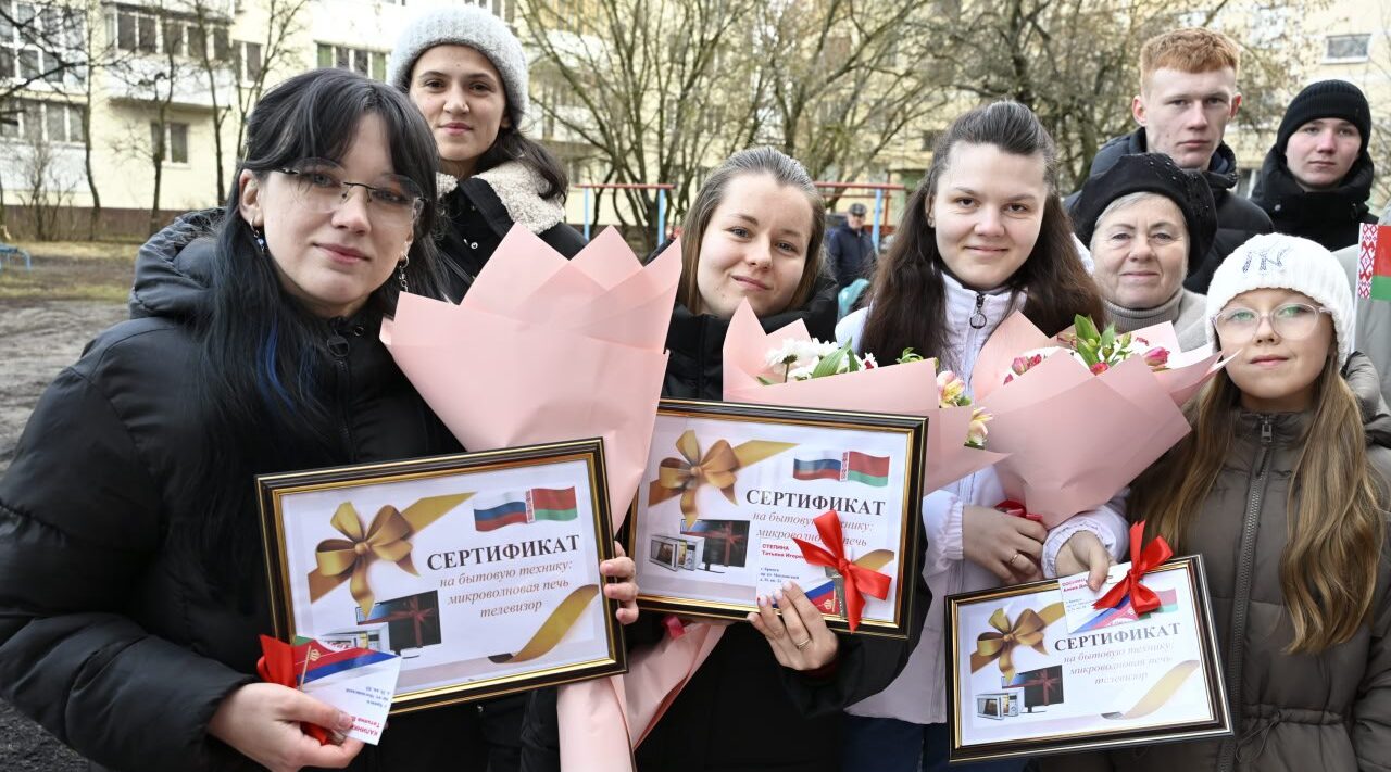 Брянским детям-сиротам вручены ключи от квартир в новом «белорусском» доме