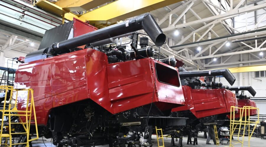 Александр Богомаз и Иван Крупко посетили АО «Брянсксельмаш»