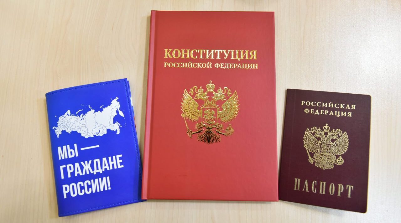 Губернатор Александр Богомаз вручил паспорта юным гражданам России