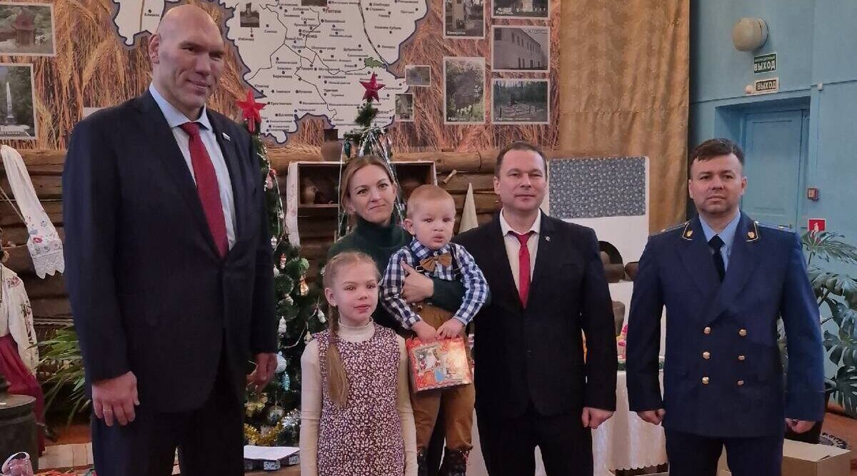 Депутат Госдумы РФ Николай Валуев поздравил комаричских детей с Новым Годом