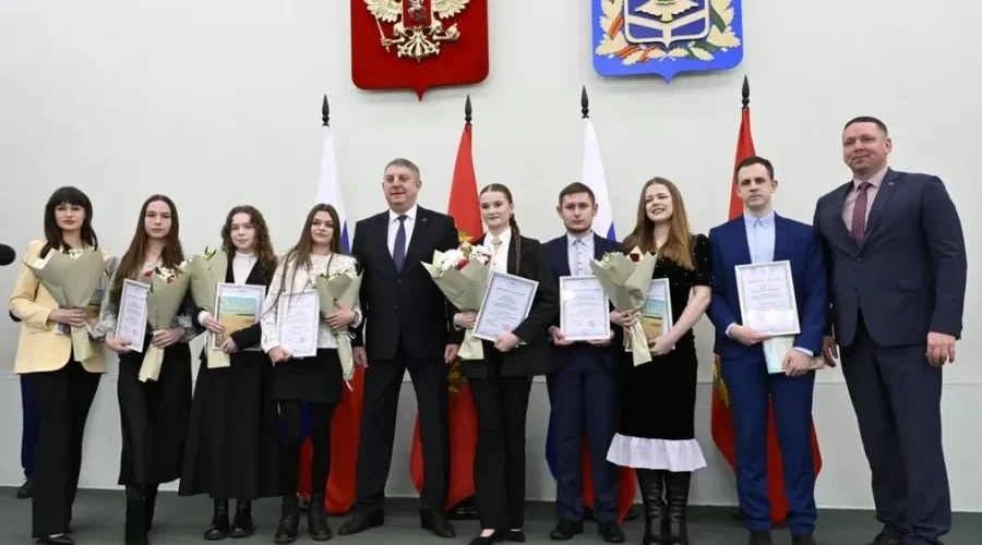 В Брянске молодежи вручили именные стипендии