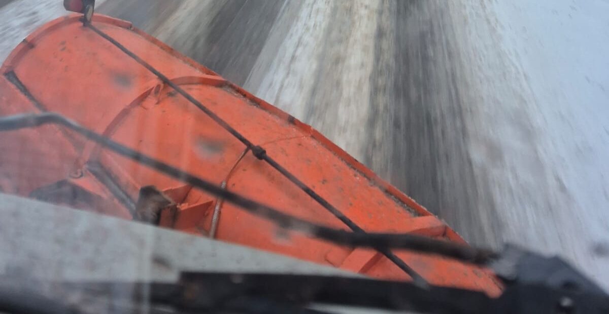 За сутки обработано более 3,5 тысяч километров автодорог