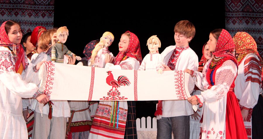         В Жуковке состоялся концерт детского фольклорного ансамбля « Калинушка» из Брянска