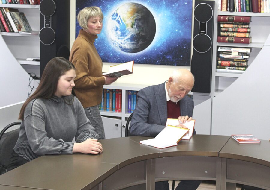 В Жуковской библиотеке состоялась презентация новой книги брянского профессора А.М.Дубровского