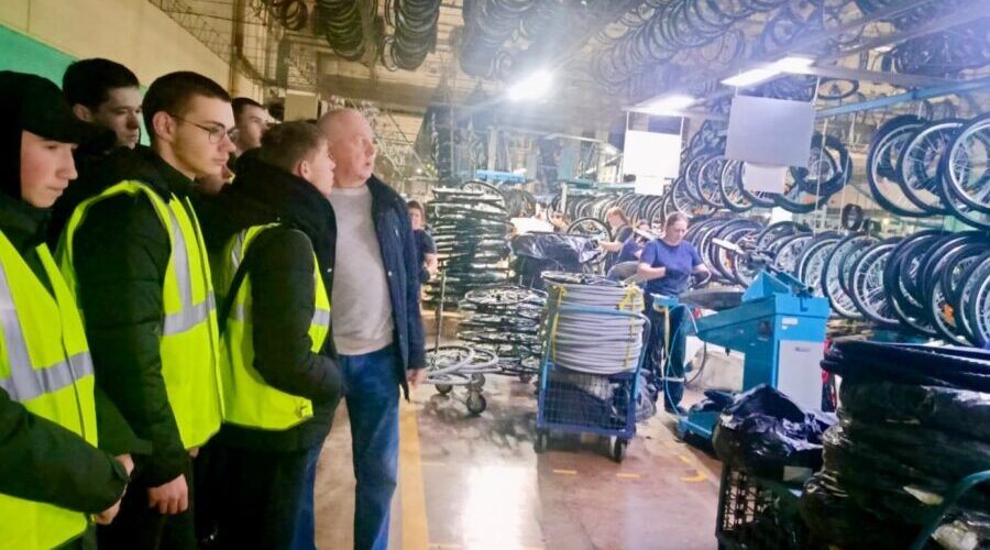 Жуковские студенты побывали на веломотозаводе