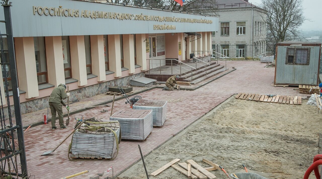 На улице Горького в Брянске оборудован новый тротуар