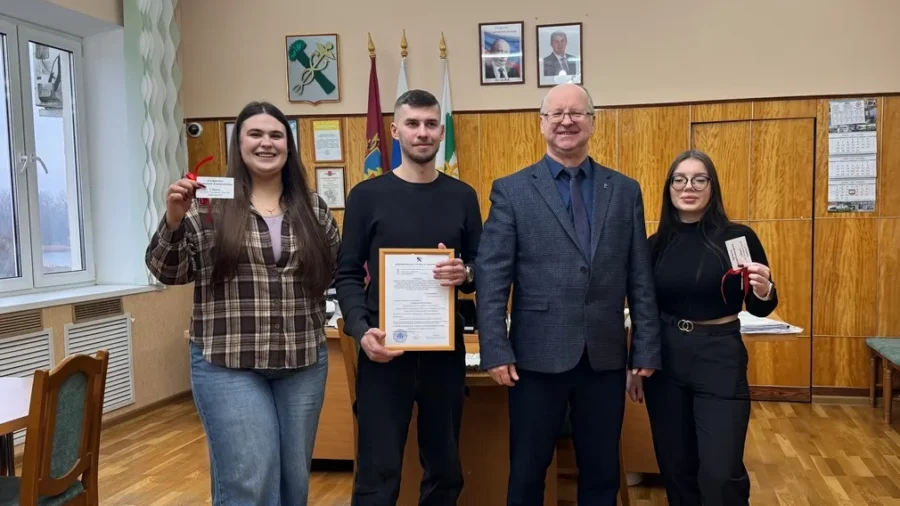 В Новозыбкове детям-сиротам переданы сертификат и ключи от новых квартир