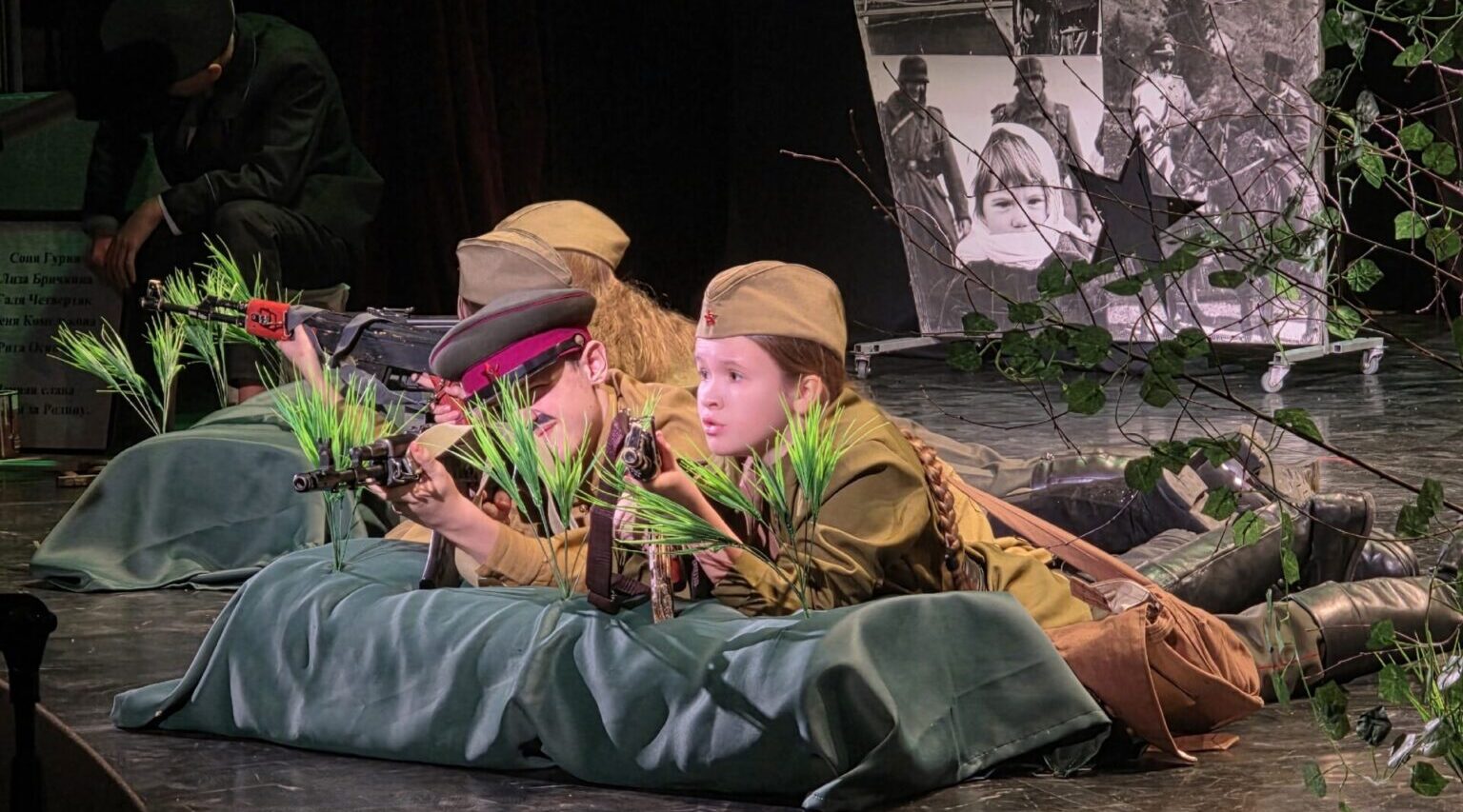 В Брянске наградили победителей фестиваля школьных театров