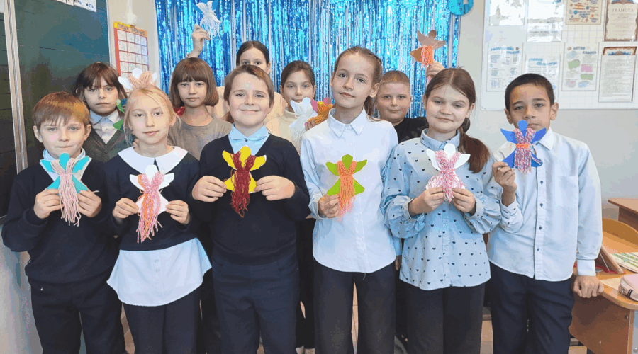 Жуковские школьники сделали новогодние сувениры для солдат СВО